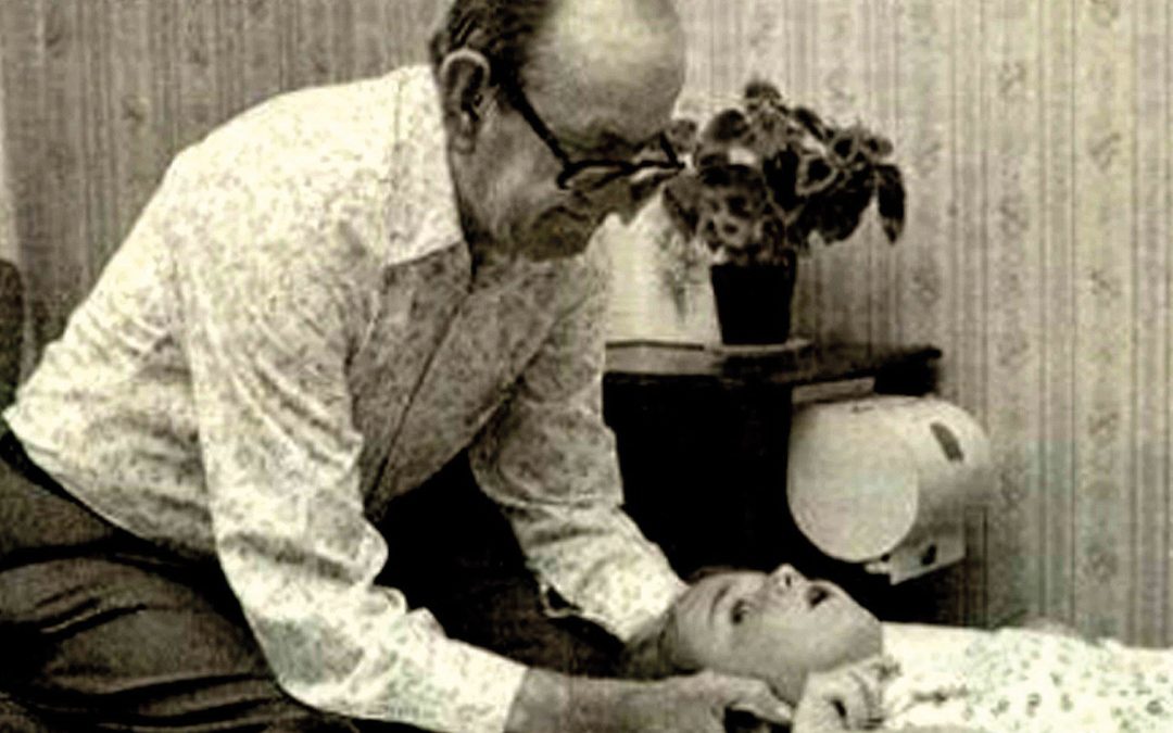 Image of Tom Bowen practising Bowen Therapy on a patient